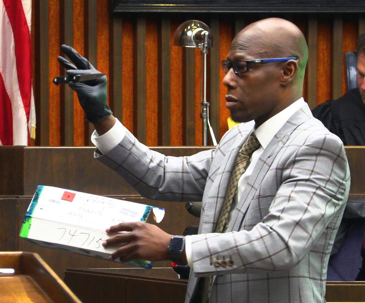 District Attorney Stacey Jackson shows jurors the knife authorities say Jayvon Rayshawn Hatchett used to stab Michael Hunt in 2020. 03/21/2023
