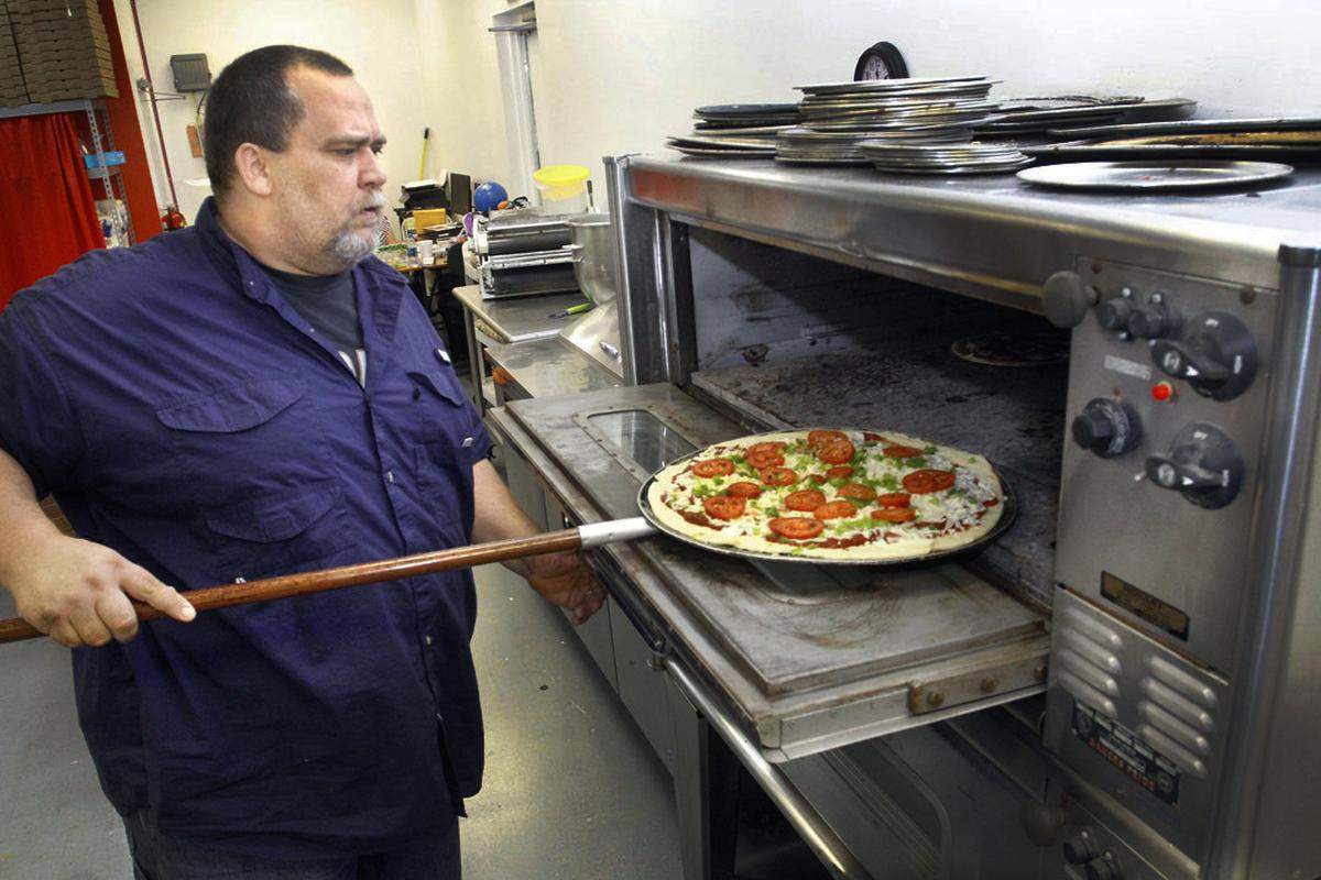 William “Willy” Patterson was the pizza chef and manager of Deorio’s Pizza Inn in Columbus, Georgia for 36 years. Deorio’s closed in 2017