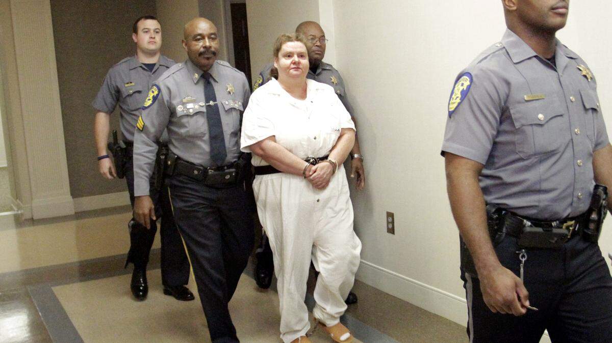 ROBIN TRIMARCHI rtrimarchi@ledger-enquirer.comRussell County Sheriffs deputies escort Lisa Graham out of court after Judge Jacob Walker III sentenced her to death for hiring gunman to kill her daughter Stephanie Shea Graham on July 5, 2007.  11.18.15