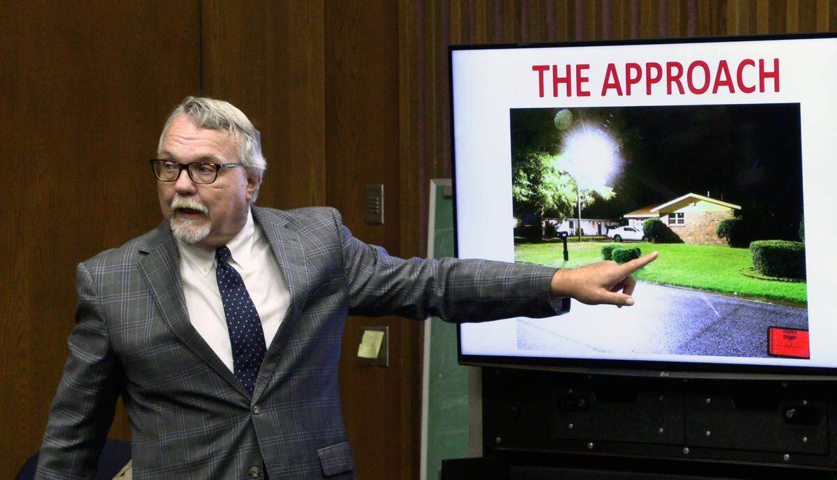 Prosecutor Lewis Lamb makes his closing argument to jurors Monday morning. 07/31/2023