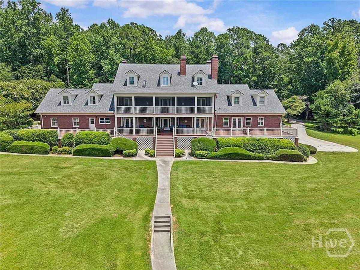 Lakeside living is the focus of this Georgia mansion. 