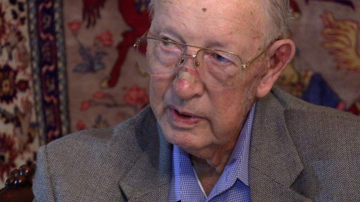 Retired Lt. Gen. Sam Wetzel talks about the battle for Nui Chom during a recent interview.