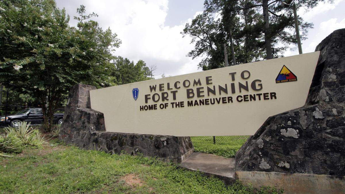 ROBIN TRIMARCHI rtrimarchi@ledger-enquirer.com
The Fort Benning main gate located at the end of Fort Benning Drive.  07.09.15