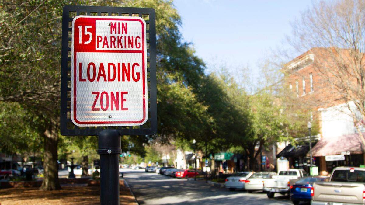 A sign on Broadway notifies motorists of 15 minute parking allowed for loading in downtown Columbus.