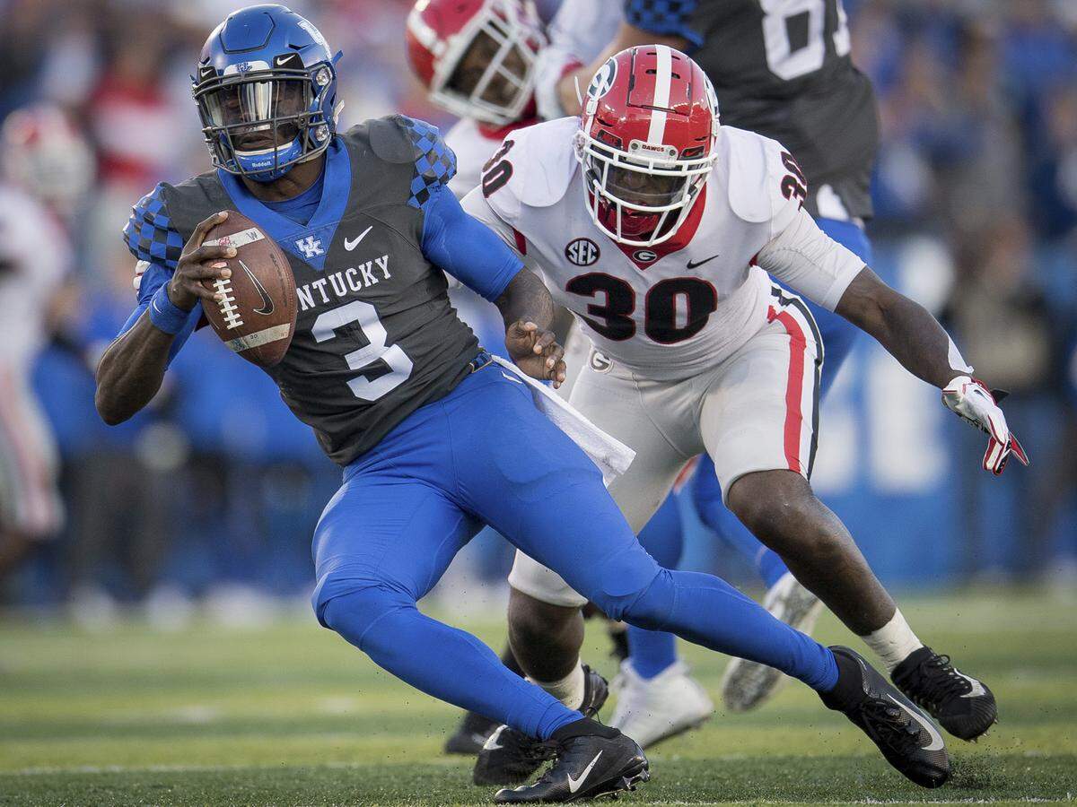 Georgia linebacker Tae Crowder (30) pressured Kentucky quarterback Terry Wilson (3) during the Bulldogs’ 34-17 win over the Wildcats Nov. 3 at Kroger Field that decided the championship of the SEC East.