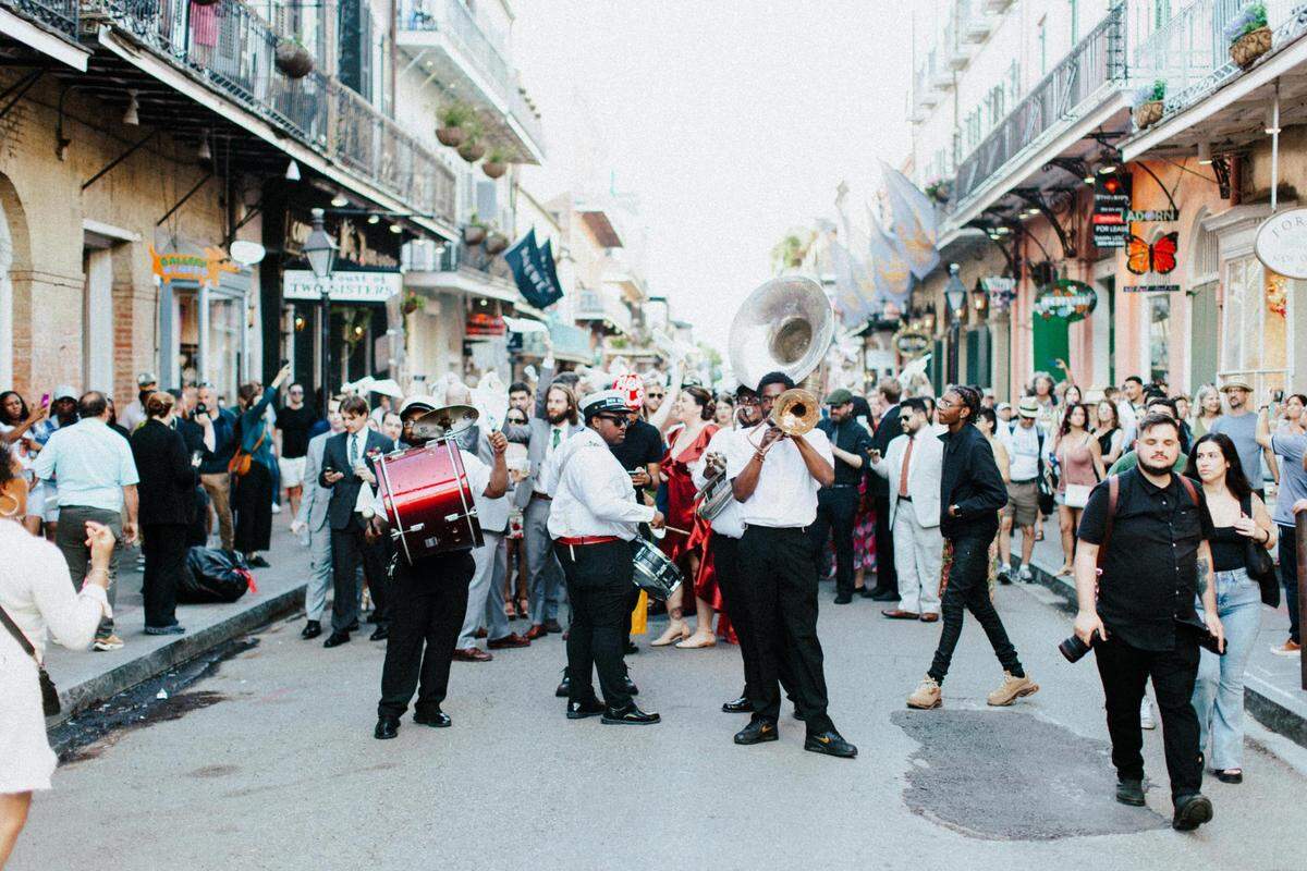  https://www.pexels.com/photo/people-watching-musicians-playing-at-a-street-festivity-in-new-orleans-usa-21771325/