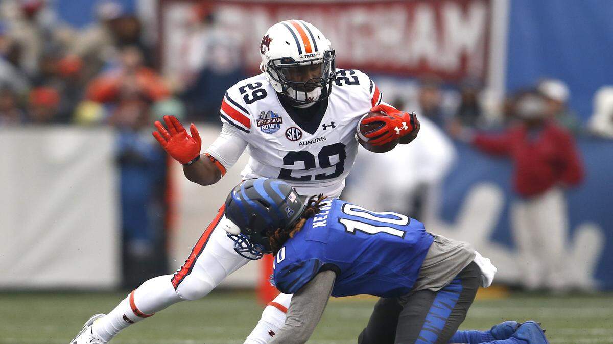 Auburn running back Jovon Robinson (29) eludes the tackle of Memphis defensive back Dontrell Nelson (10) during the first half of the Birmingham Bowl NCAA college football game, Wednesday, Dec. 30, 2015, in Birmingham, Ala. (Butch Dill | AP Photo)