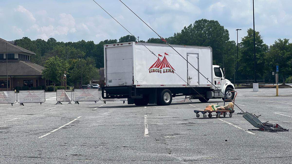 Workers break down structures at Peachtree Mall after Circus Lena canceled its June 2023 performances because of “unforeseen circumstances.”