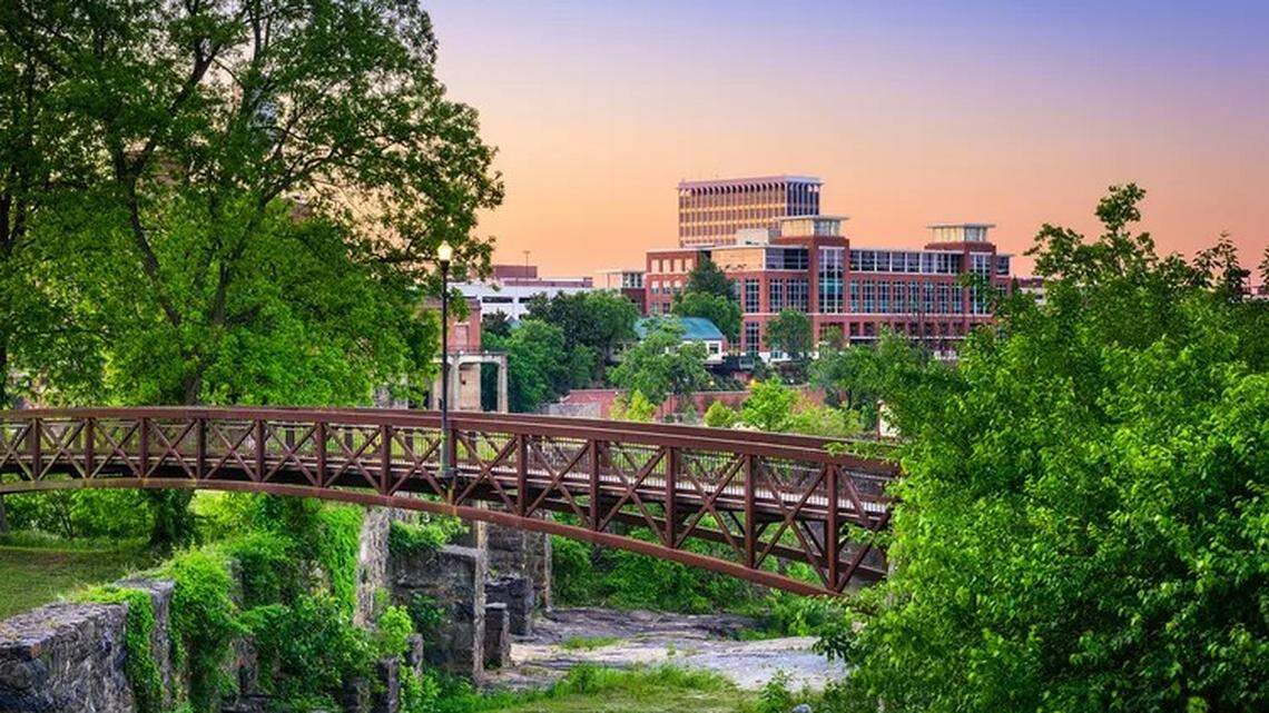 Scenic view of Columbus downtown skyline and park.