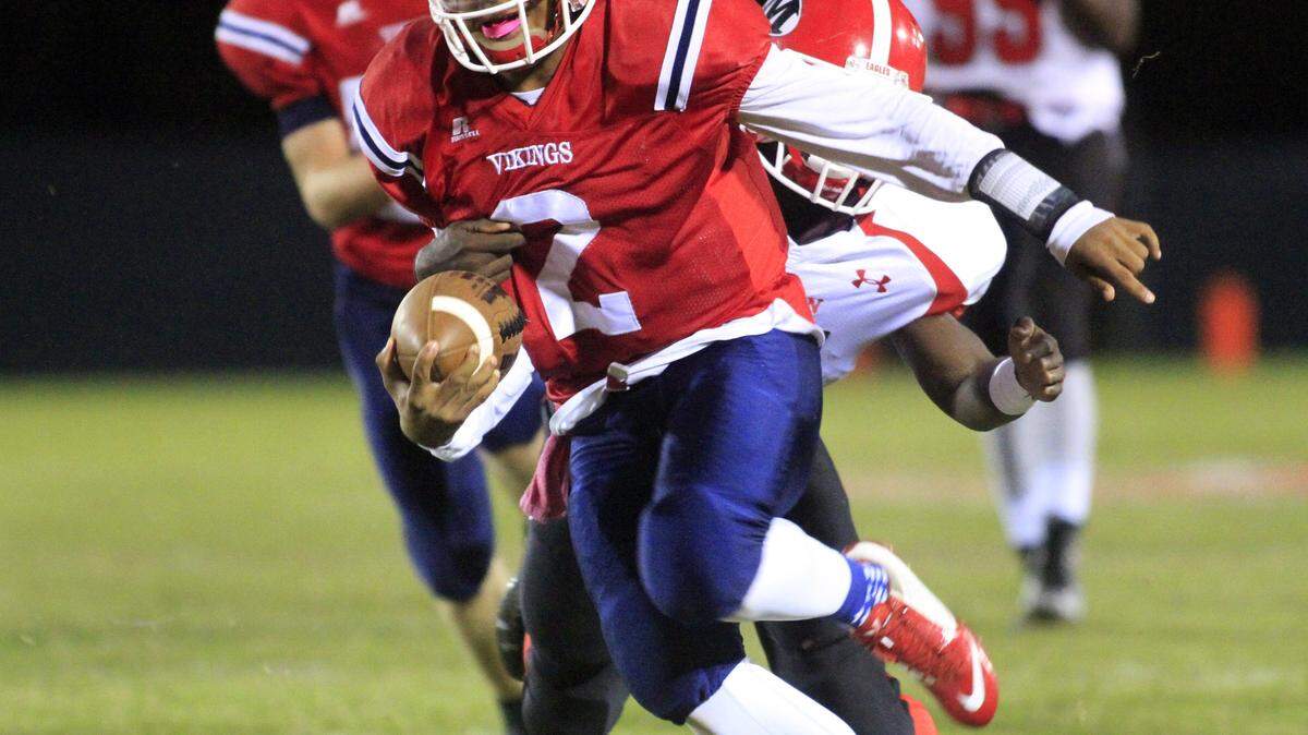 ROBIN TRIMARCHI rtrimarchi@ledger-enquirer.com 
 Pacelli High quarterback Tre'Vionne Sudberry carries the ball agaisnt Marion County during first half play at Pacelli Friday. 10.02.15