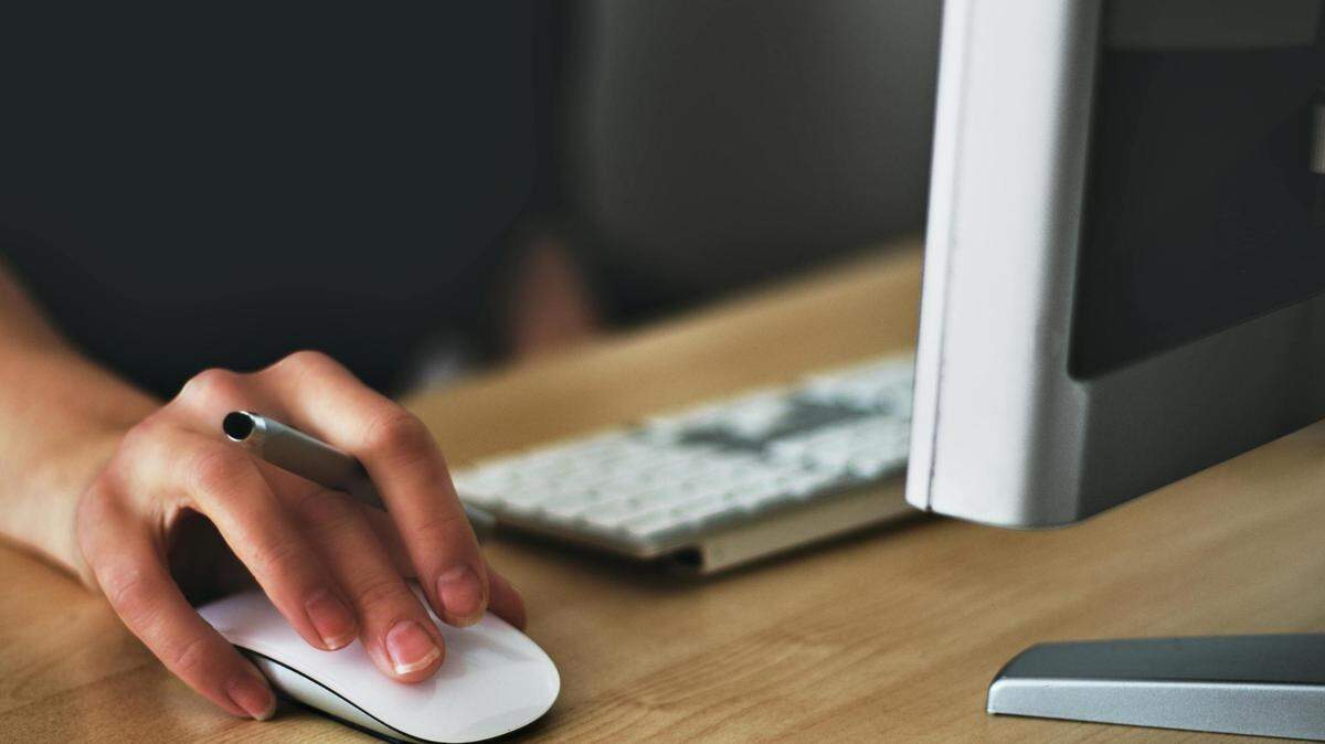  https://www.pexels.com/photo/person-holding-apple-magic-mouse-392018/