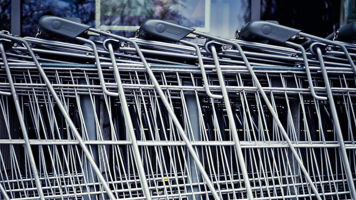 Photo by Pixabay: https://www.pexels.com/photo/shopping-carts-aligned-264529/