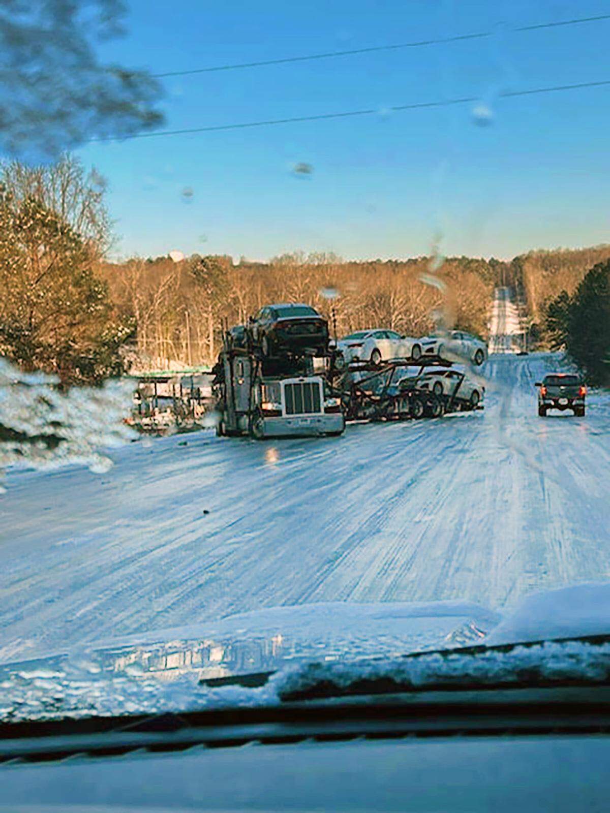Hwy 165 /431 in East Alabama is covered in ice.