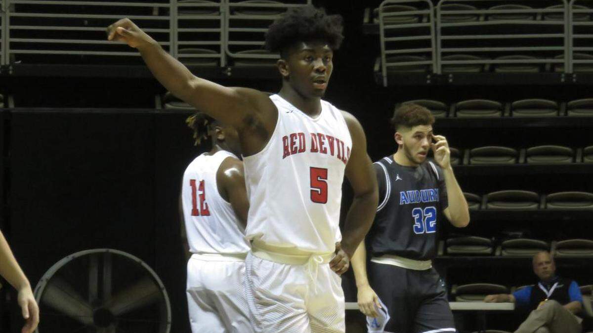 Justyn Ross settles in on defense against Auburn in the Class 7A quarterfinals. Ross finished with 10 points, four rebounds and four assists in the 62-36 victory.