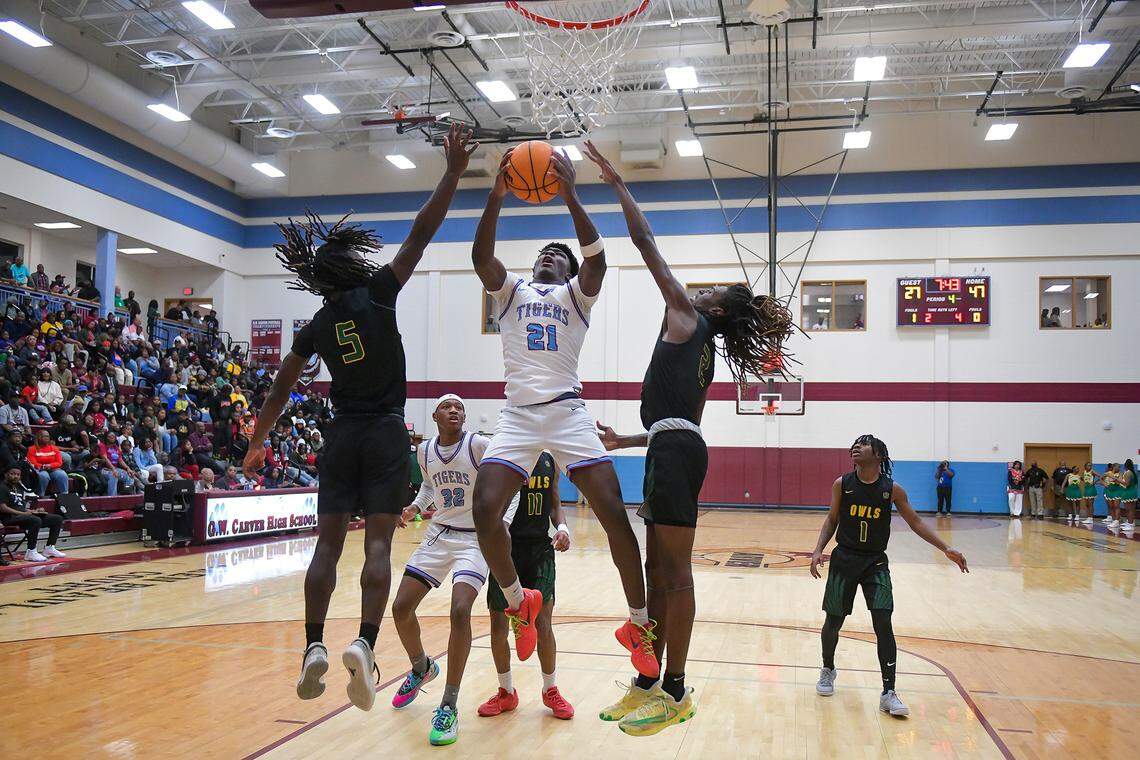 Carver High School’s Tristian Givens drives through Spencer defenders to score during the Georgia High School Association Class AA boys basketball state quarterfinals Feb. 26, 2025, at Carver.
