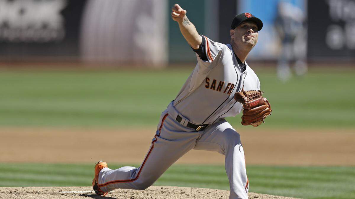 San Francisco Giants pitcher Tim Hudson works against the Oakland Athletics in the first inning of a baseball game Saturday, Sept. 26, 2015, in Oakland, Calif. (AP Photo/Ben Margot)