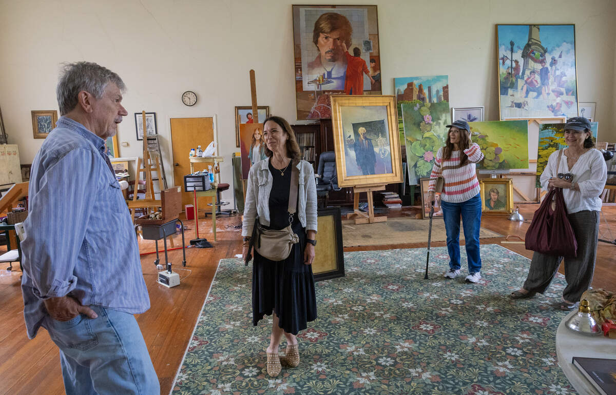 Artist Garry Pound meets with “Theo of Golden” fans who arranged to visit his studio in the Columbus Historic District.
