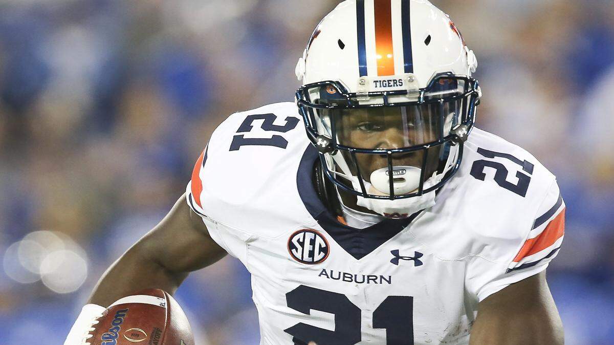 Auburn running back Kerryon Johnson runs the ball for a touchdown during the first half of an NCAA college football game against Kentucky, Thursday, Oct. 15, 2015, in Lexington, Ky. (AP Photo/David Stephenson)