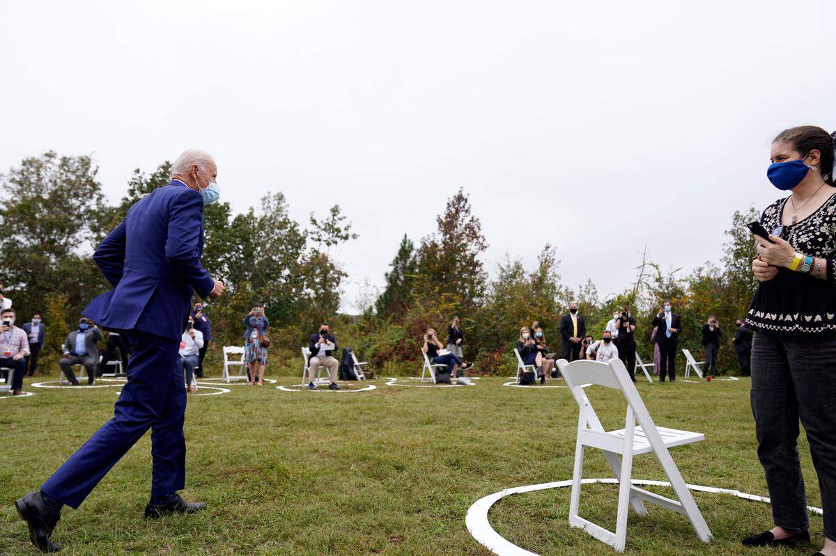 Democratic presidential candidate former Vice President Joe Biden arrives to speak at Mountain Top Inn & Resort, Tuesday, Oct. 27, 2020, in Warm Springs, Ga. (AP Photo/Andrew Harnik)