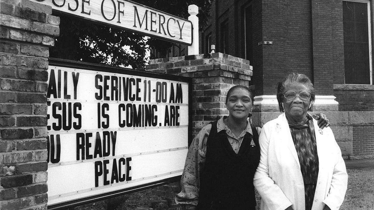 Theola Barrow, left, poses with her mother, Ocie Harris, in this 1988 photo outside the House of Mercy, the Columbus homeless shelter Harris founded in 1977. Barrow, who succeeded Harris as director in 1994 and served until 2006, died March 8 in Columbus Hospice.