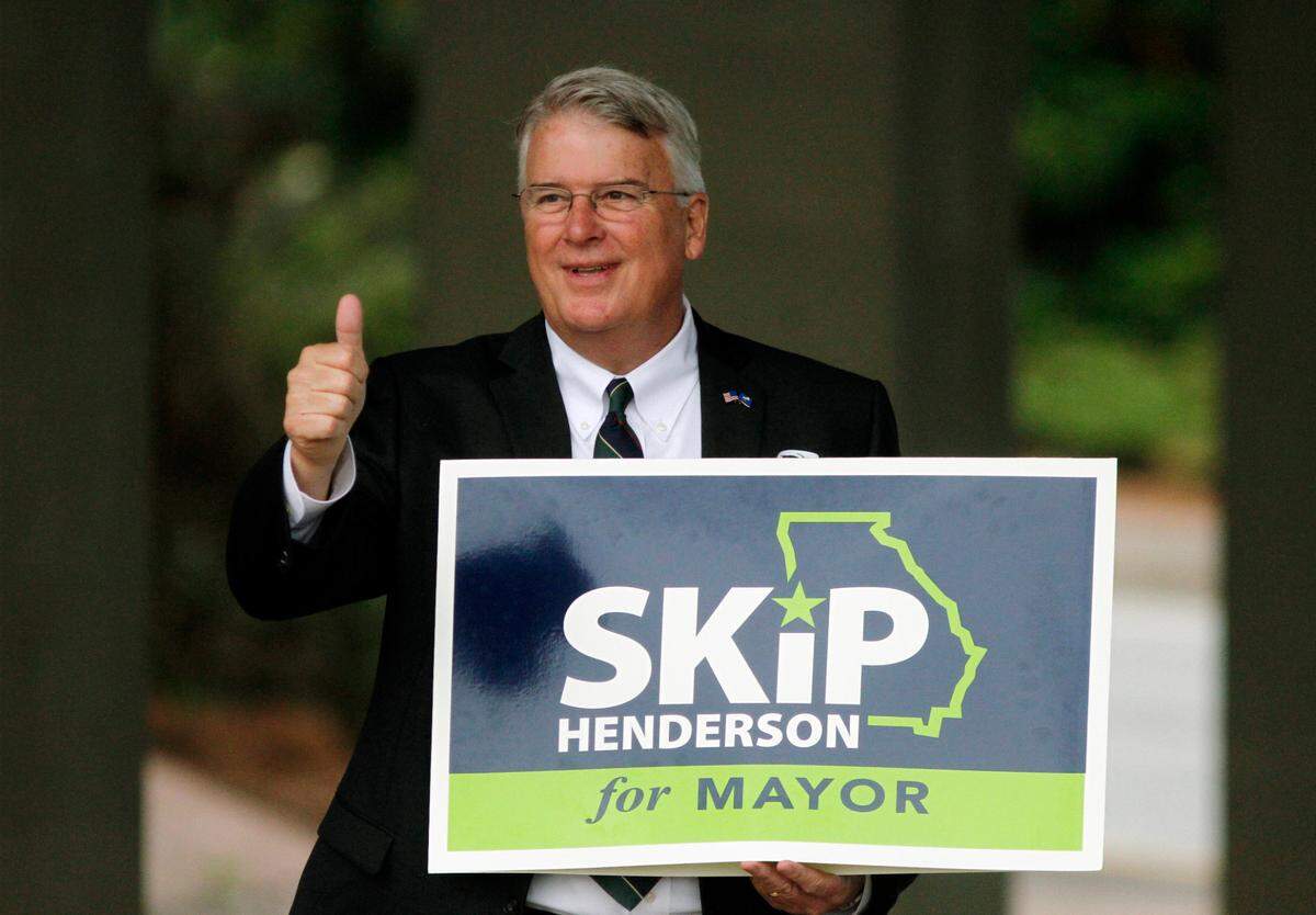 Columbus Mayor Skip Mayor campaigns along Macon Road in Columbus, Georgia on Tuesday morning. 05/24/2022