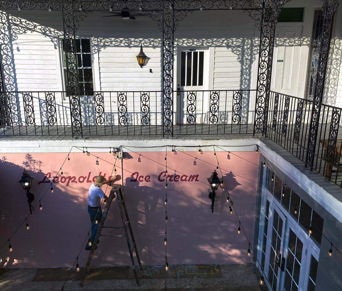 Columbus artist Ralph Frank paint’s the name of Leopold’s Ice Cream, a popular Savannah ice cream parlor that is owned and operated by the film producer Stratton Leopold, who has partnered with 405 Broadway to sell the cold treat at the Goetchius House. 11/20/2023