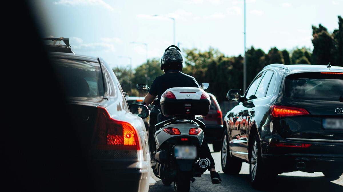 Lane filtering s weaving in between cars, and “lane filtering” is riding between lanes of moving or slow traffic, and Georgia has laws about it.