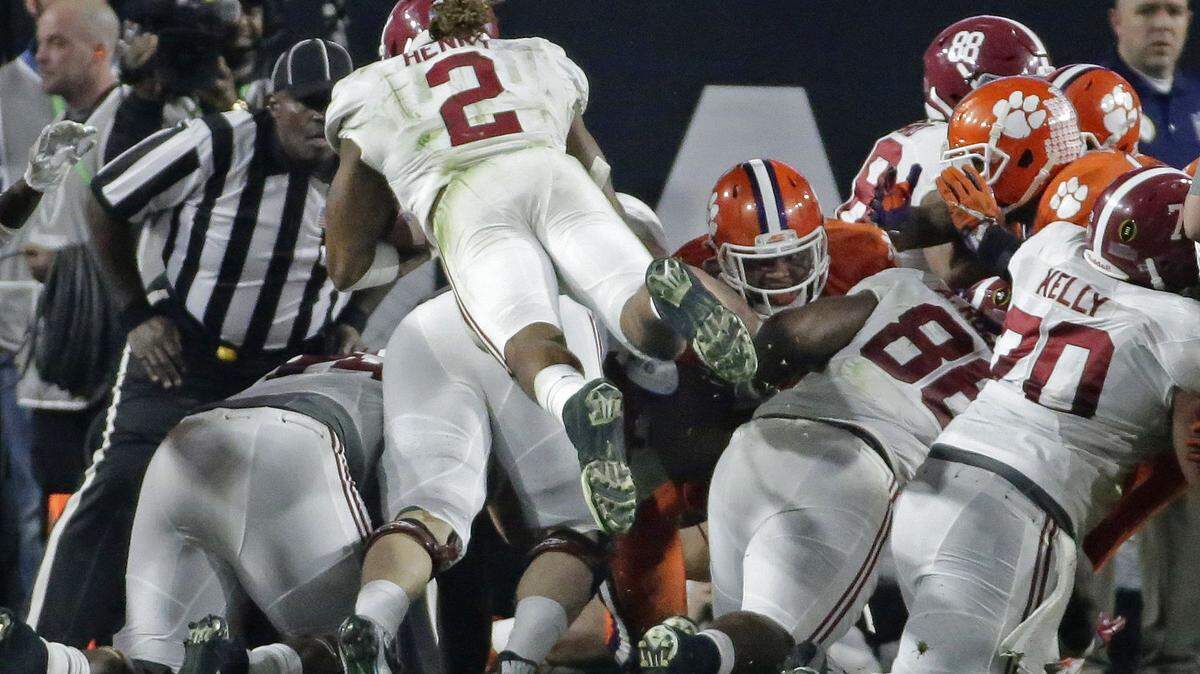 Alabama's Derrick Henry (2) dives into the end zone for a touchdown during the first half of the NCAA college football playoff championship game against Clemson Monday, Jan. 11, 2016, in Glendale, Ariz. (AP Photo/Chris Carlson)