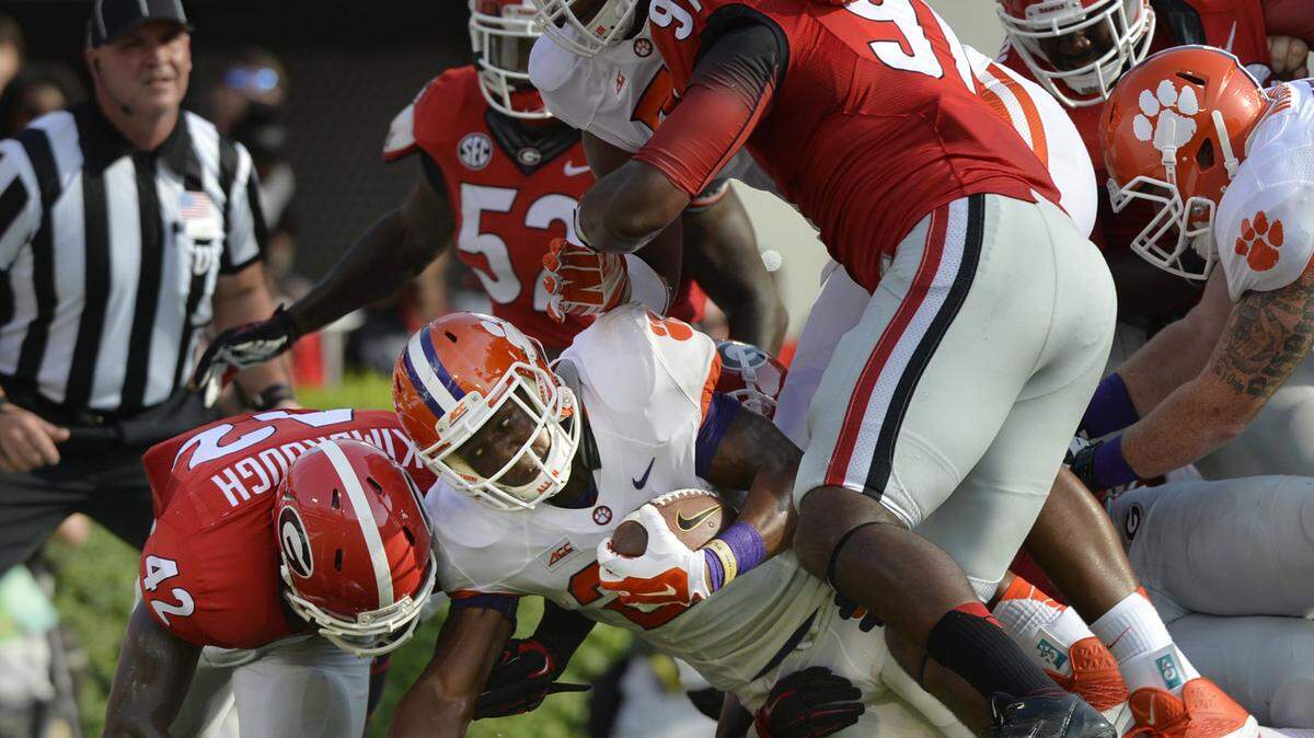 BEAU CABELL/The TelegraphGeorgia linemen Tim Kimbrough (42) and John Atkins (97), right, keep Clemson's D. J. Howard from the end zone on the Tigers' first scoring drive.