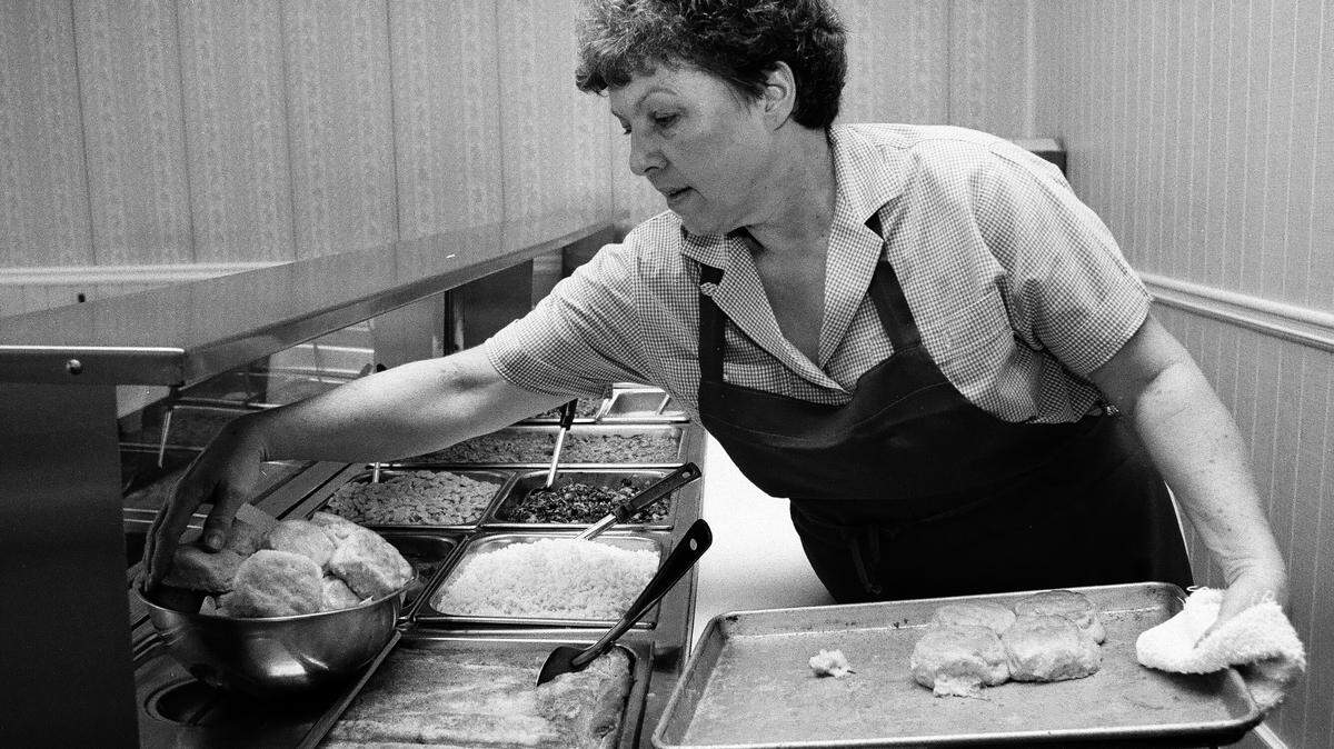 Minnie Hanneman is shown working at Minnie’s Uptown Restaurant in this 1991 Ledger-Enquirer file photo. 07/11/1991