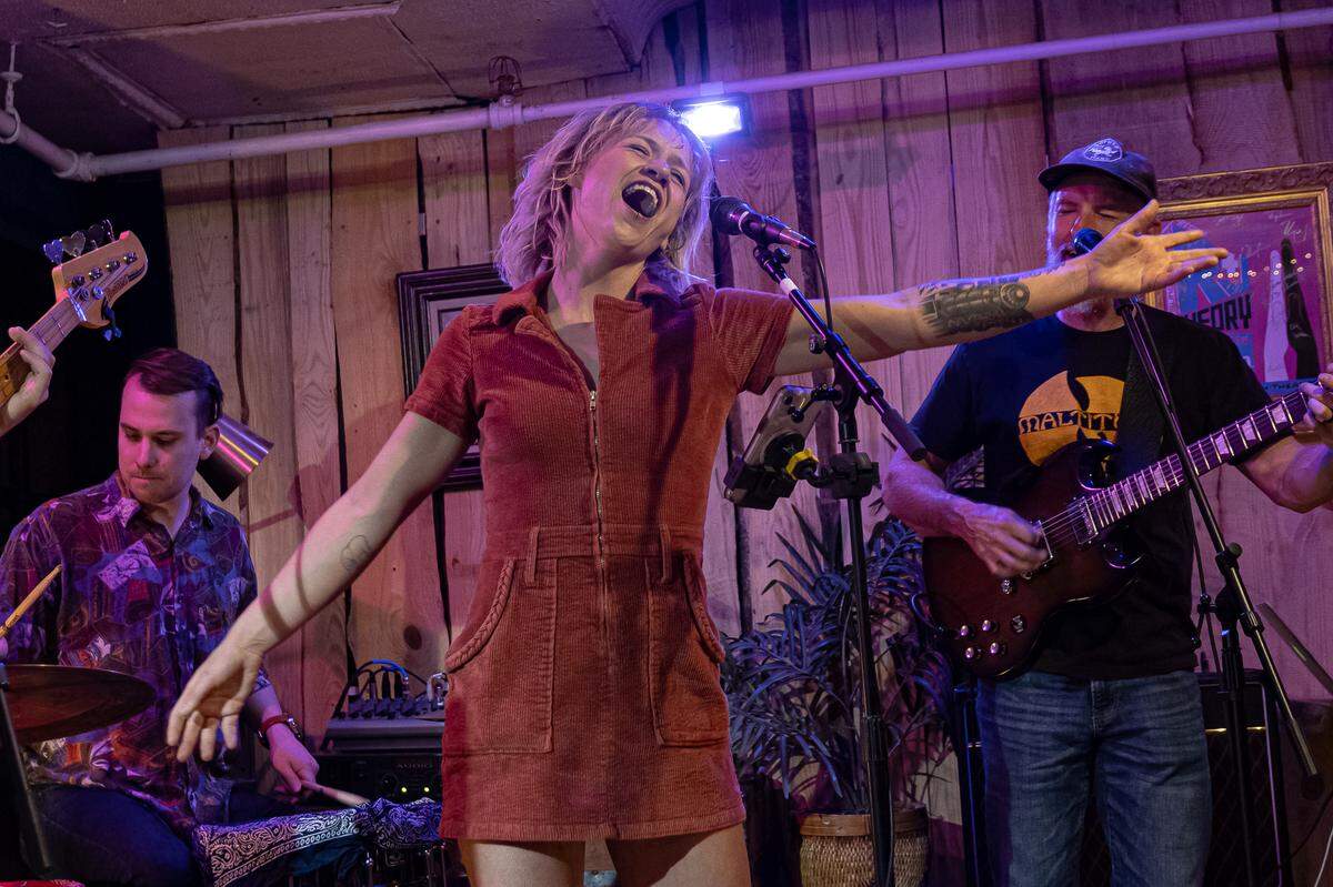Ivey Ruth Jones performs with The Shelby Brothers at The Living Room