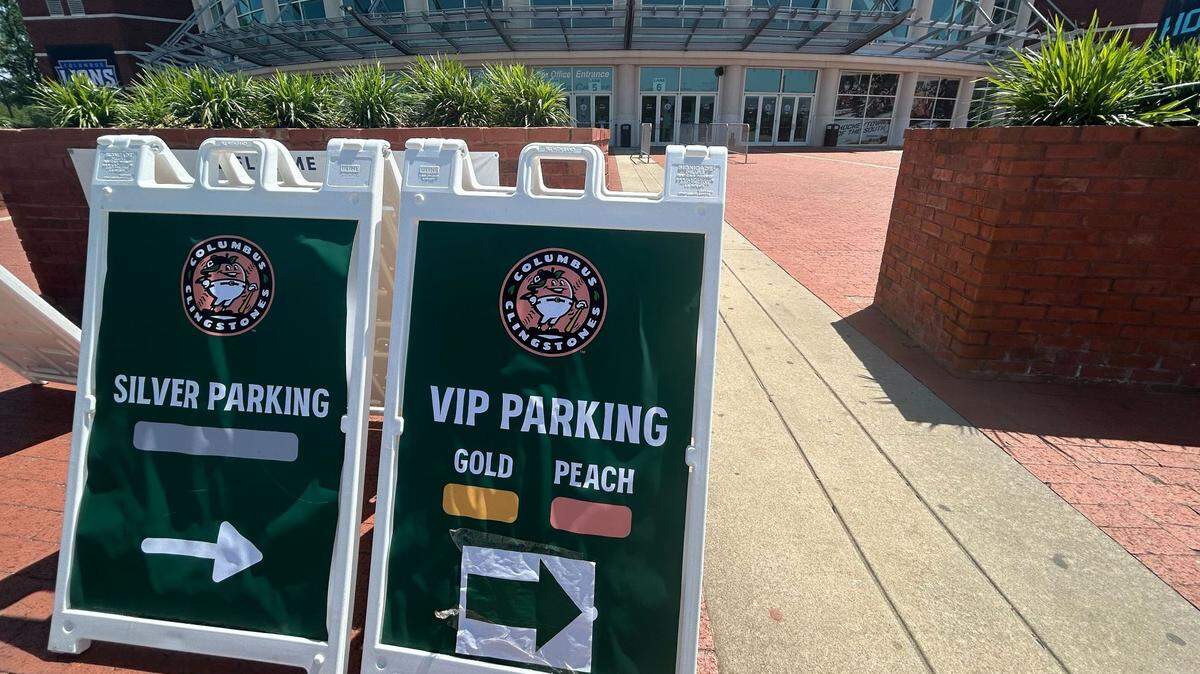 Two signs stand outside the Columbus Civic Center showing the direction to Columbus Clingstones parking areas. 4/18/2025