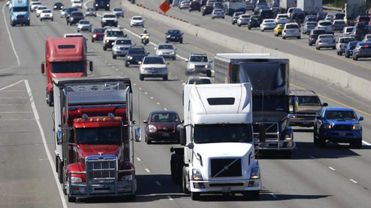 Miami-Dade prosecutors on Monday charged more than a dozen people as part of a suspected cargo-theft ring that targeted tractor-trailers throughout Florida and Georgia.