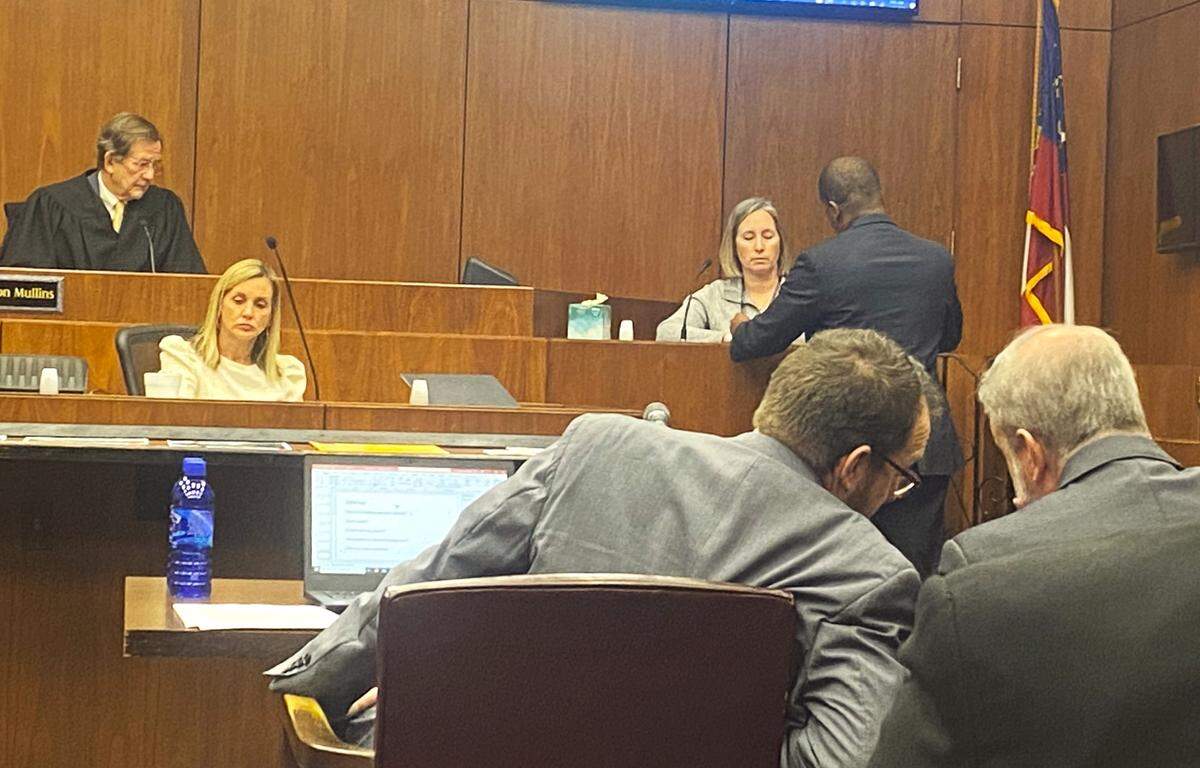 Defense attorney Anthony Johnson questions police Sgt. Kelly Phillips during Michael Simmons’ murder trial.