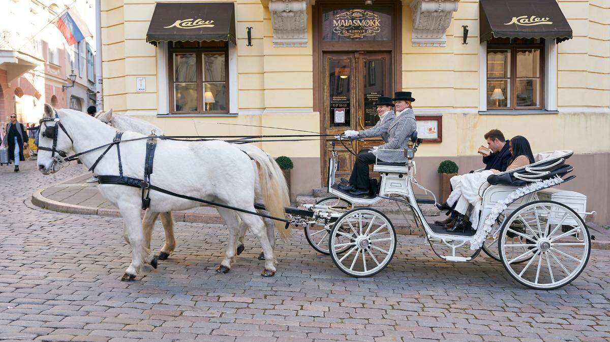 Zach and Charity take a romantic horse-drawn carriage ride down the streets of Estonia.