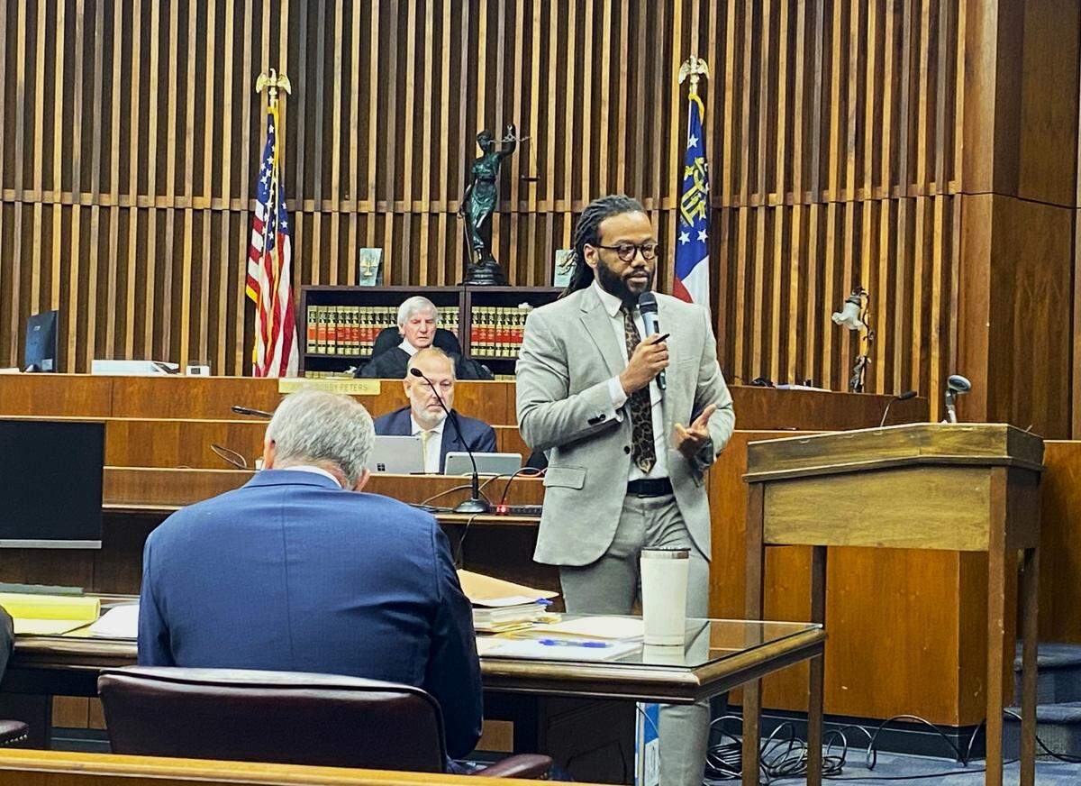 Defense attorney William Kendrick speaks to jurors during opening statements in client Quincy Tyrek Wade’s murder trial.
