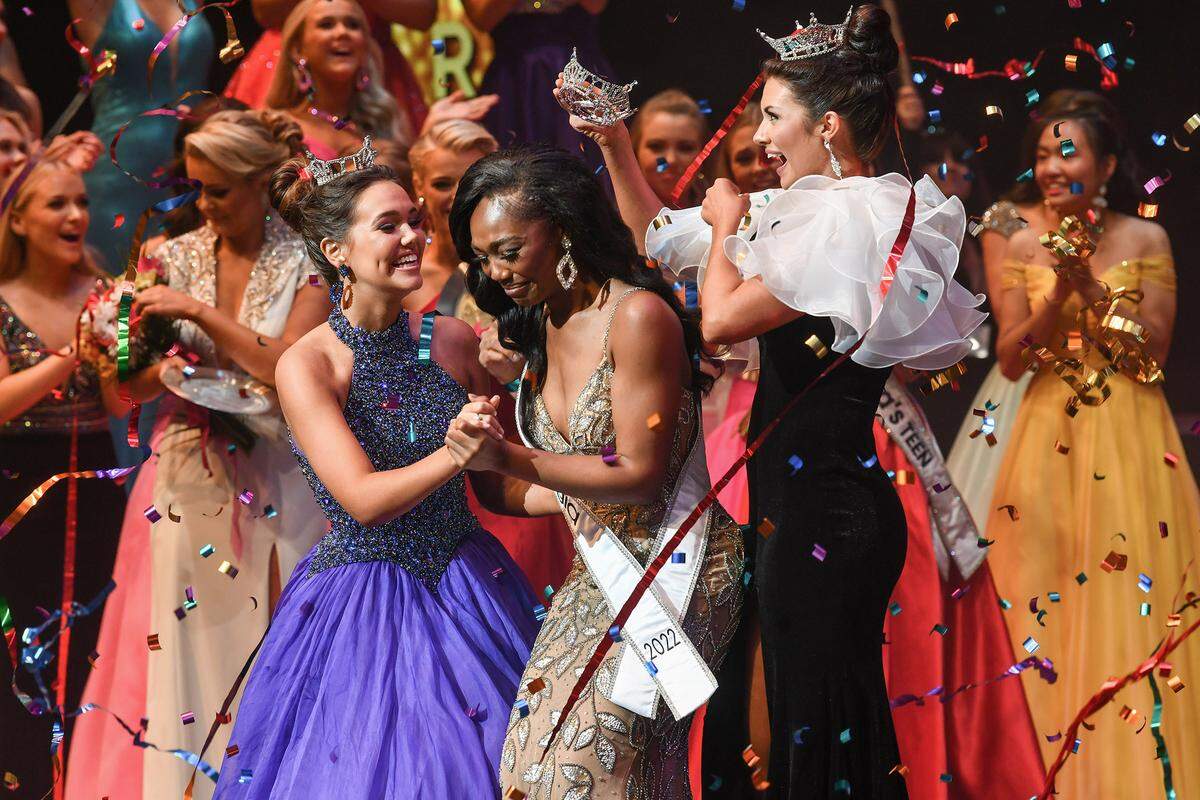 Kelsey Hollis, center, is crowned as the 2022 Miss Georgia on Saturday night during the finals of the 2022 Miss Georgia Scholarship Competition at the RiverCenter for the Performing Arts in Columbus, Georgia. 06/18/2022