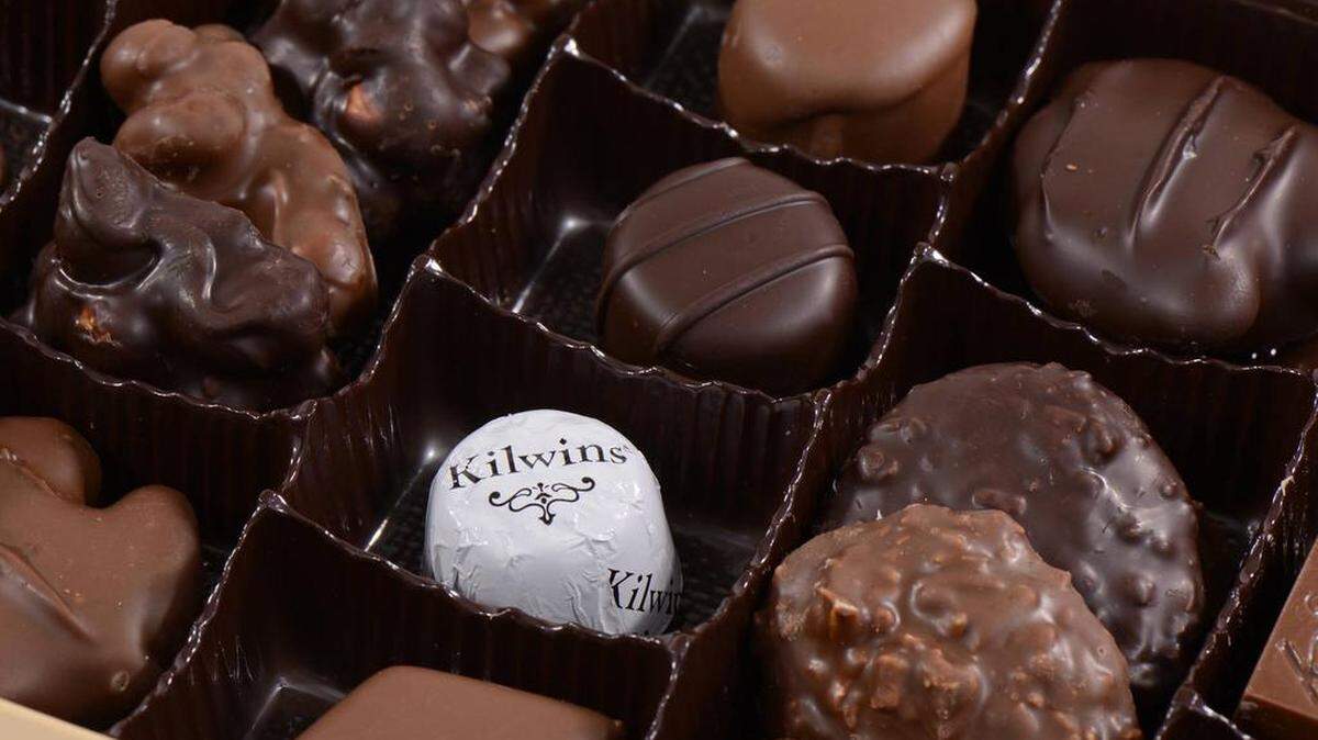Kilwins is known for its wide variety of fresh chocolate and fudge, as well as an ice cream counter. Its offerings include tuttles, toffee, truffles, clusters, caramels, creams, salt water taffy chews and nuts.