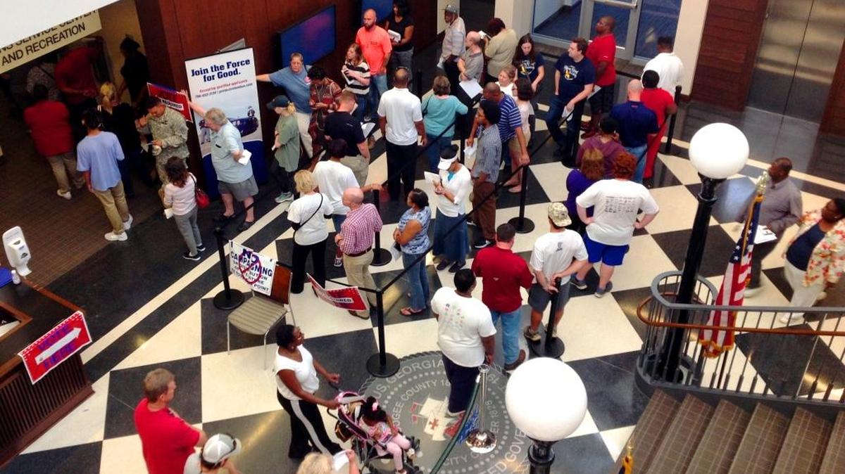 Residents swarmed Columbus’ early voting poll on Nov. 4, the last day to vote early in the 2016 presidential election.