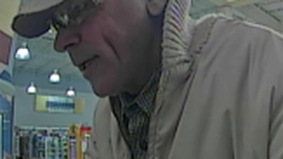 Suspect in bank robbery being sought