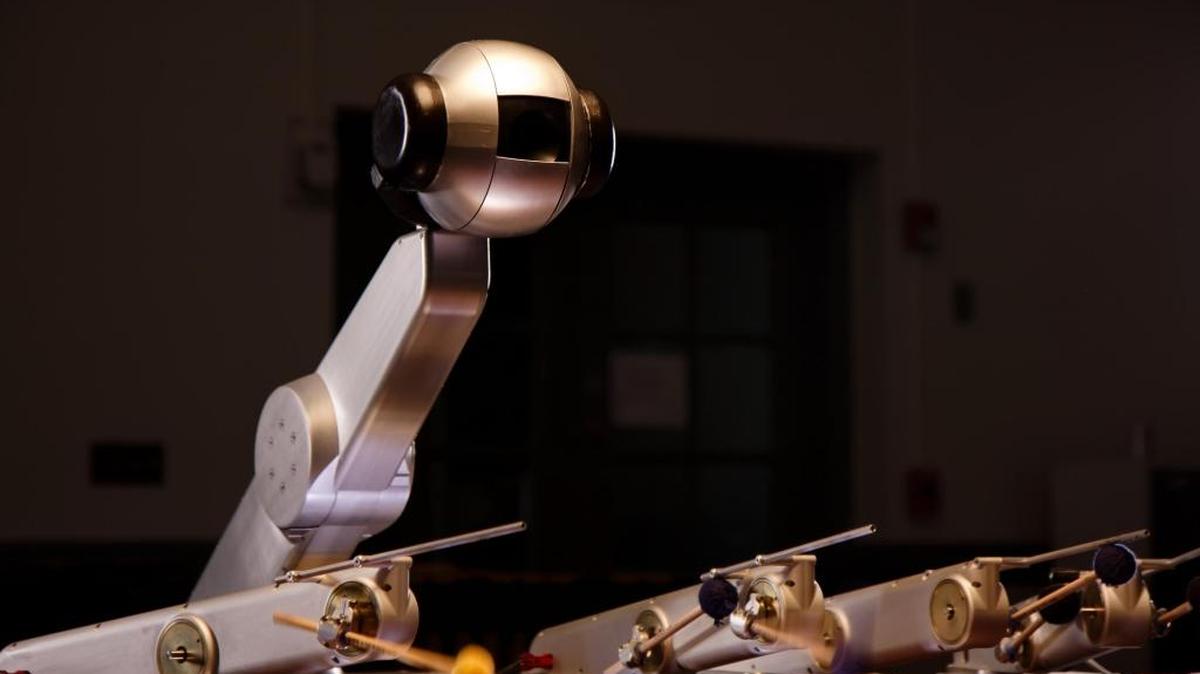 Robot plays music in lab