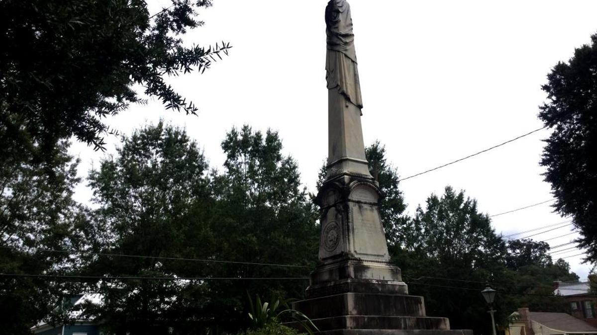 Columbus’ memorial to the Confederate dead is an obelisk in the Broadway median.