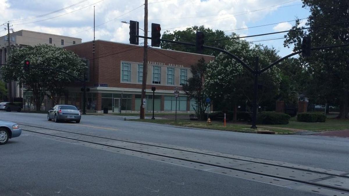A driver turning left onto Ninth Street from Broadway stops at a red light intended for Ninth Street traffic, not left turners. Don’t be that guy.