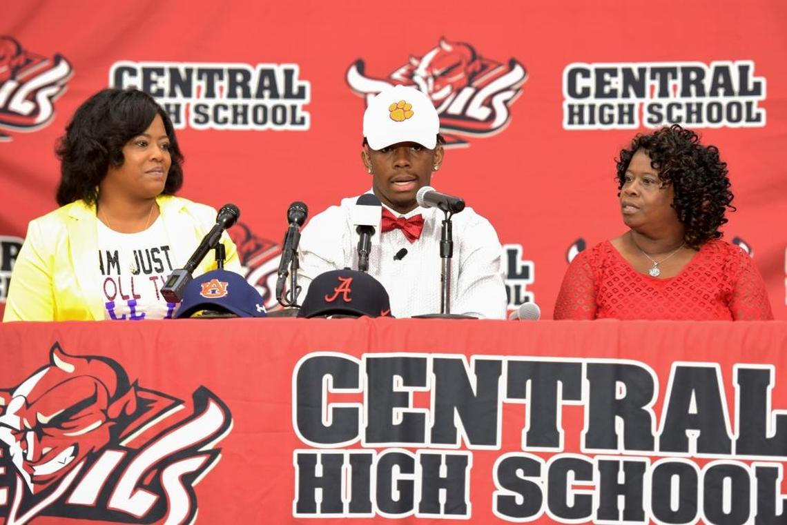 Justyn Ross signs with Clemson