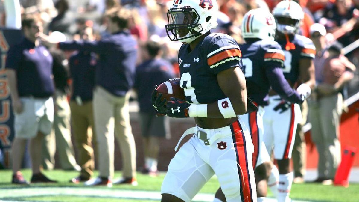 Auburn running back Roc Thomas warms up for the program's spring game on April 9, 2016.