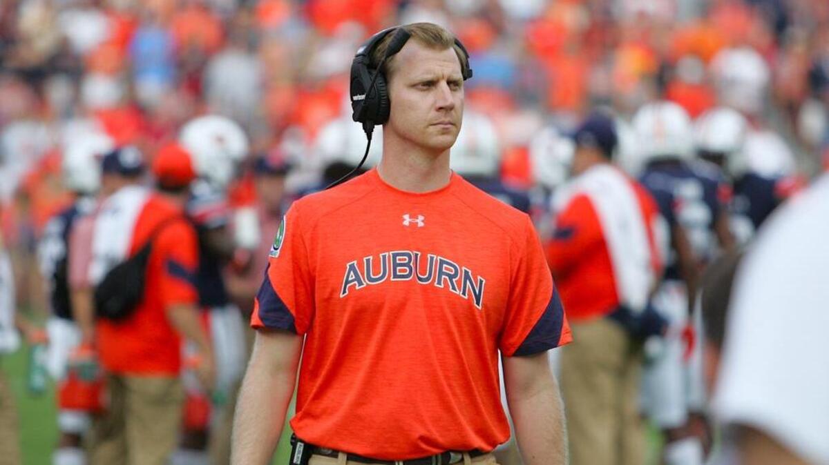 Auburn offensive coordinator Rhett Lashlee on the sidelines during the program’s matchup against LSU during the 2016 season.
