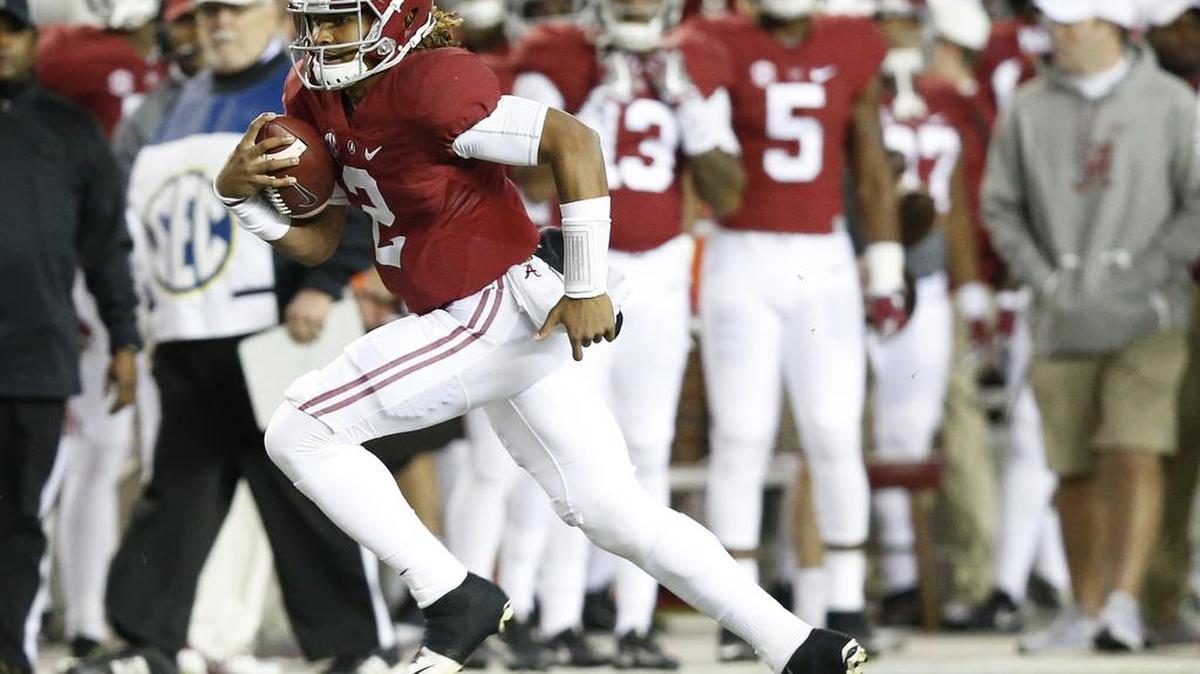 Alabama quarterback Jalen Hurts runs the ball gainst Chattanooga, Saturday, Nov. 19, 2016, in Tuscaloosa, Ala.