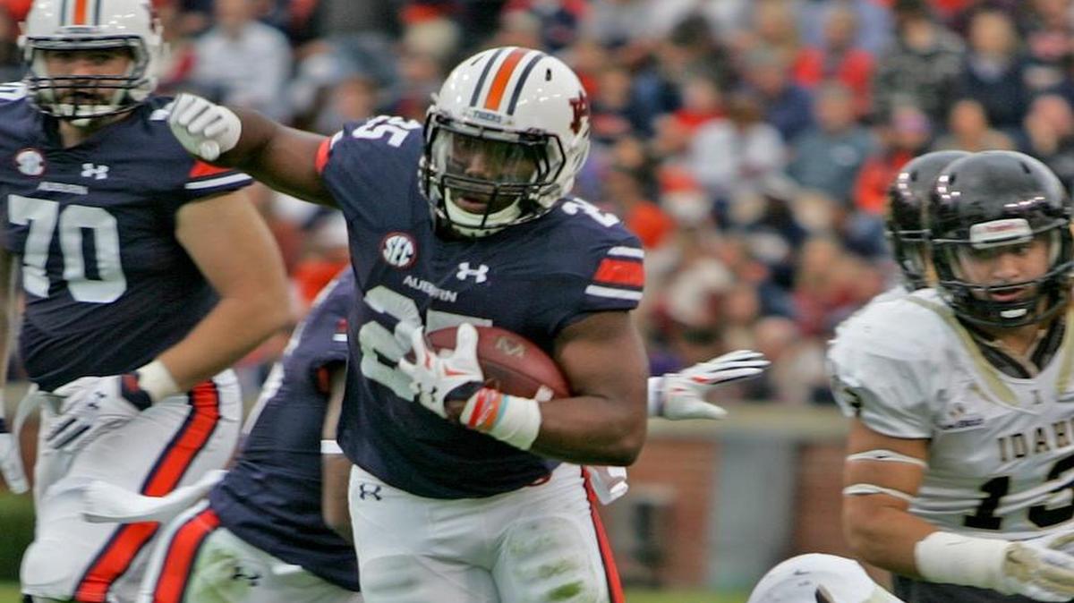 Auburn running back Peyton Barber avoids a tackle against a Idaho defender on Saturday, November, 21, 2015.