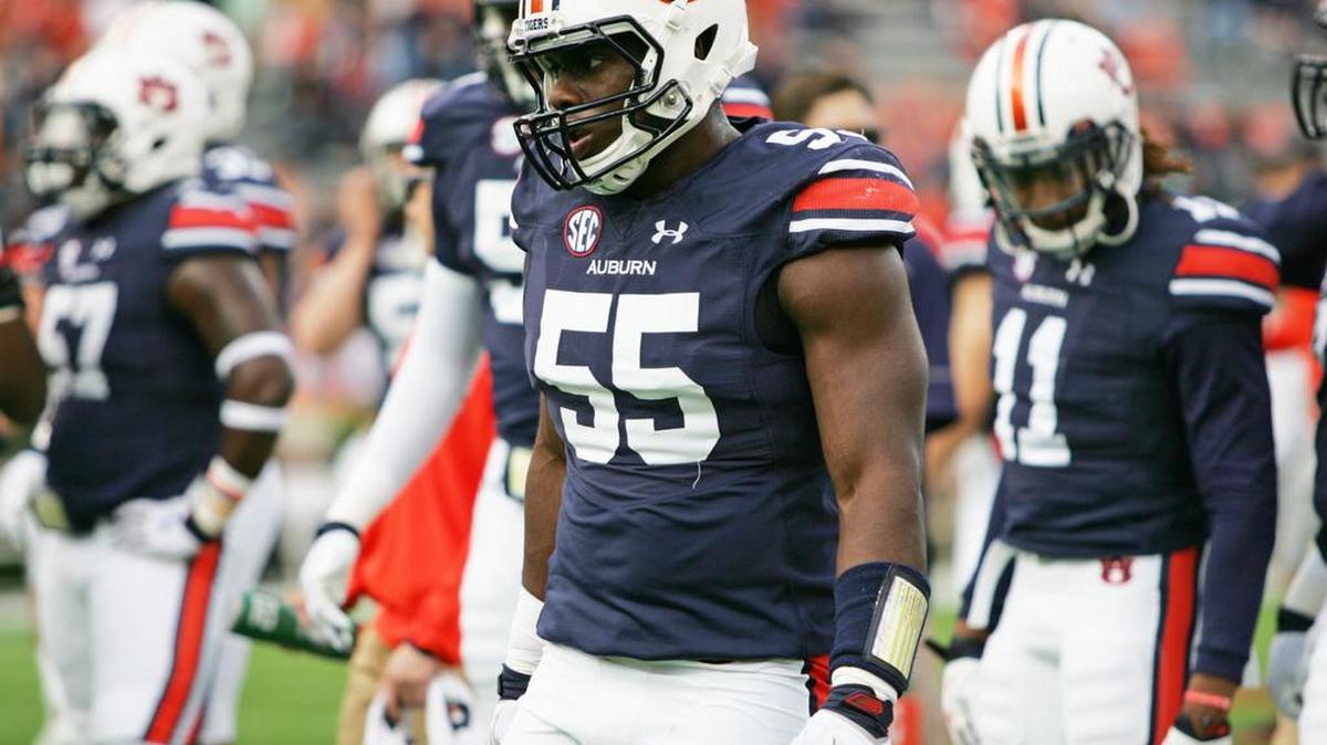 Auburn defensive lineman Carl Lawson warms up before his team’s game against Idaho in 2015.