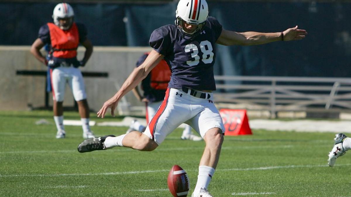 Auburn placekicker Daniel Carlson runs through drills at spring practice on April 5, 2016.
